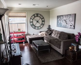 Private, secure and lovely home minutes from Universal and Hollywood - Los Angeles - Living room