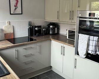Home-like 2-bedroom house with EV Charger & WiFi in Pontefract - Pontefract - Küche