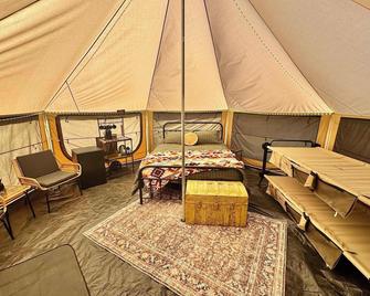 Redbud- Glamping @ The River Bluff Cabins - Tahlequah - Bedroom
