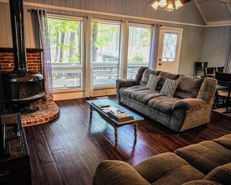 Spread out and relax in this spacious wooded view chalet close to FDR State Park - Pine Mountain - Вітальня