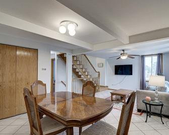 Getaway By David Rigney Real Estate Solutions - Des Plaines - Dining room