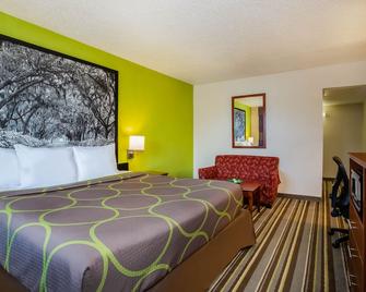 Experience the Best Hospitality in Lake City! - Lake City - Bedroom