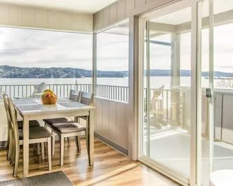 Golf Getaway. Spacious home with Bay Views. Near Bandon Dunes. - North Bend - Balcón