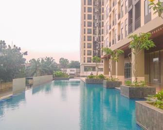 Comfortable and Modern Studio Transpark Cibubur Apartment By Travelio - Depok - Pool