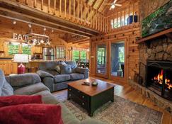 Hilltop Hideaway - Hot Tub Mountain Views - Blue Ridge - Living room