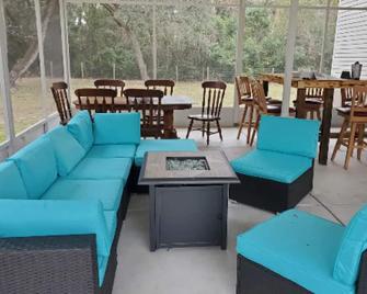 Cozy quiet home close to tourist attractions & airboating. Pet-friendly! - Floral City - Patio
