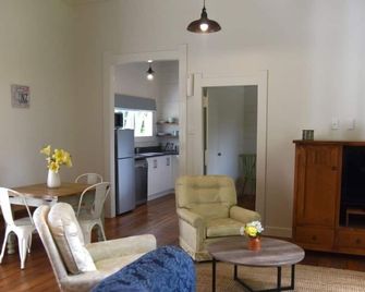 Rural retreat 10mins from Bridge Pa wine district - Fernhill - Living room