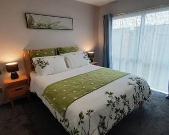 5 Minutes Walk to hospital ground and River - Hamilton - Bedroom