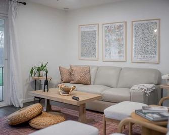 At Home in Downtown Tehachapi Traveling Professionals Welcome - Tehachapi - Living room