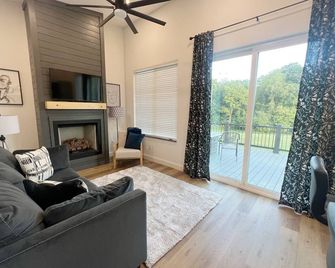 Luxury! Peaceful. Great location. Sleeps 3. Under 1 mi to South Holston Lake - Abingdon - Huiskamer