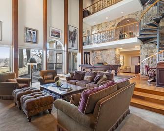 Lux Escape w/ Pool, Hot Tub & Sprawling Great Room - Built for XL Groups! - Malvern - Lounge