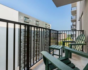 Lodgeur | Sunlit 1BR w/ balcony | Energy Corridor - Houston - Balcony