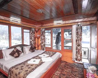 Hotel Tourist Palace - Pahalgam - Bedroom
