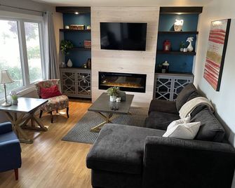 Cozy Space, 5mins to outdoor pools, shops, and restaurants. - Saskatoon - Phòng khách