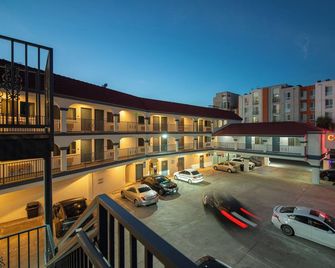 Colony Inn - North Hollywood - Hotel Near Universal Studios - Los Angeles - Building