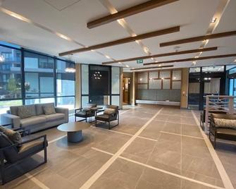 Luxury Family Friendly 2 Bedroom Condo at Friday Harbour - Barrie - Lobby