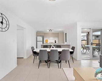 Aircabin - Edmondson Park - 4 Beds Compy House - Prestons - Dining room