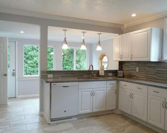 Beautiful guest house in the heart of Watkins Glen! - Watkins Glen - Küche