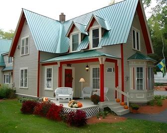 Red Elephant Inn Bed and Breakfast - North Conway - Building