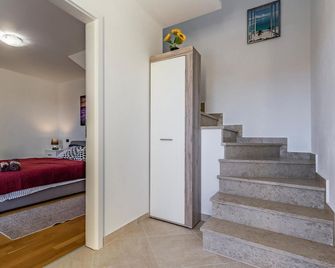 Nice Apartment in Liznjan With 1 Bedrooms - Liznjan - Stairs