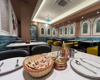 Esquire Hotel Mumbai - מומבאי - מסעדה