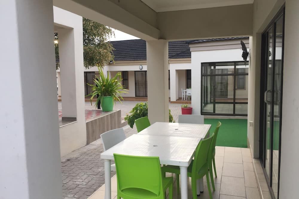 Lediba Guest Lodge - Maun - Binnenhof