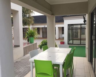 Lediba Guest Lodge - Maun - Binnenhof