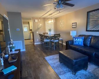 333 is 5 minutes from the dam with boat launch and pontoon boat for rent. - Jasper - Living room