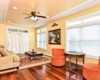 Majestic Lake Estate + Views, Outdoor Fireplace, Dock - York - Living room
