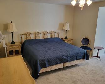 Charming 1-bedroom suite with AC, WiFi in marvelous Odessa - Odessa - Bedroom