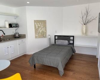 Spacious Studio W/ Ac - Near Bart/Free Laundry! - Castro Valley - Bedroom