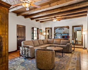 Casas de Suenos Old Town Historic Inn, Ascend Hotel Collection - Albuquerque - Ruang tamu