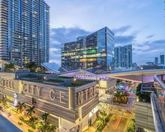 SLS Lux Brickell Residences City Views - Miami