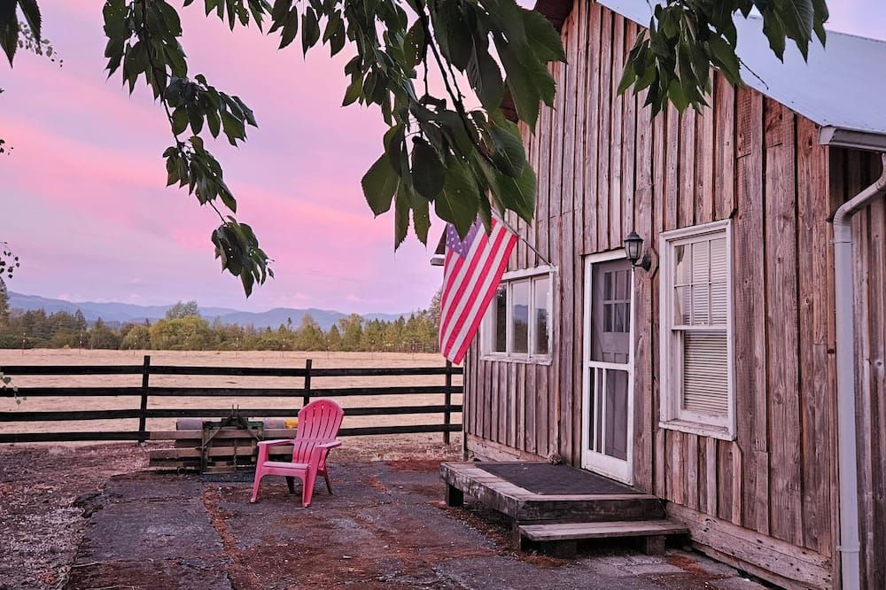 Rustic Cabin on 140-acre Working Cattle Ranch - Lebanon - Patio