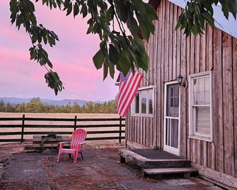 Rustic Cabin on 140-acre Working Cattle Ranch - Lebanon - Binnenhof