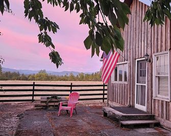 Rustic Cabin on 140-acre Working Cattle Ranch - Lebanon - Patio
