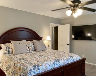 3 Bedroom Townhome in Excellent Location - Greenville - Bedroom