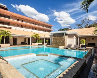 Court Meridian Hotel & Suites - Subic Bay Freeport Zone - Piscina