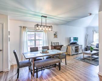 Charming Springfield Escape w/ Furnished Deck - Springfield - Dining room