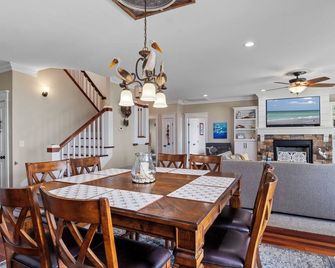 Waterfront Retreat w/ Private Pool, Dock, Theater Room & Boat Access - Cape Carteret - Dining room