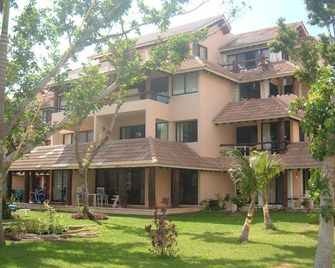 Beachfront Location with 2 Pools; Private Terrace - Puerto Aventuras - Building