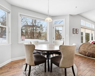 Lakefront view 5 bedroom home with basement - Mc Cordsville - Dining room