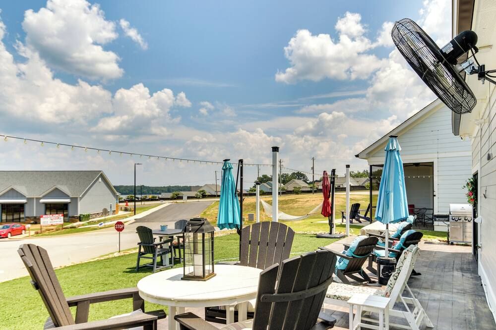 Greenwood Getaway w/ Furnished Patio & Lake View - Greenwood - Innenhof