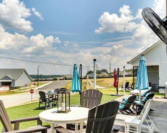 Greenwood Getaway w/ Furnished Patio & Lake View - Greenwood - Terasa