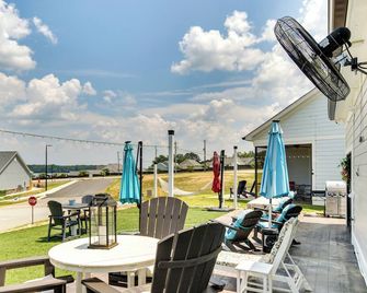 Greenwood Getaway w/ Furnished Patio & Lake View - Greenwood - Innenhof