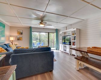 Beachwalk Resort by Panhandle Getaways - Panama City Beach - Wohnzimmer
