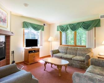Wyndham Resorts at Shawnee Village - 2 Bedroom Villa - Shawnee on Delaware - Pokój dzienny