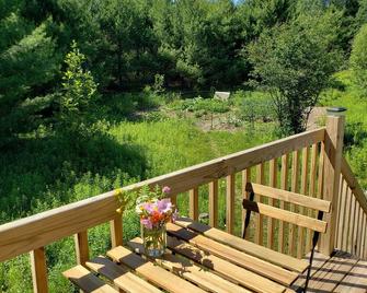 Modern Off-grid Studio Loft on Farmstead in Houghton - Houghton - Balcony