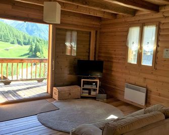 In a quiet chalet, apartment of 100 m2 for 6 people with terrace - Molines-en-Queyras - Salon