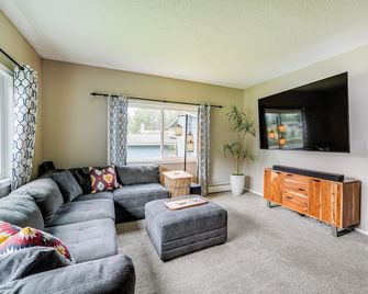 Anchorage Home ~ 7 Mi to Chugach State Park! - Anchorage - Sala de estar